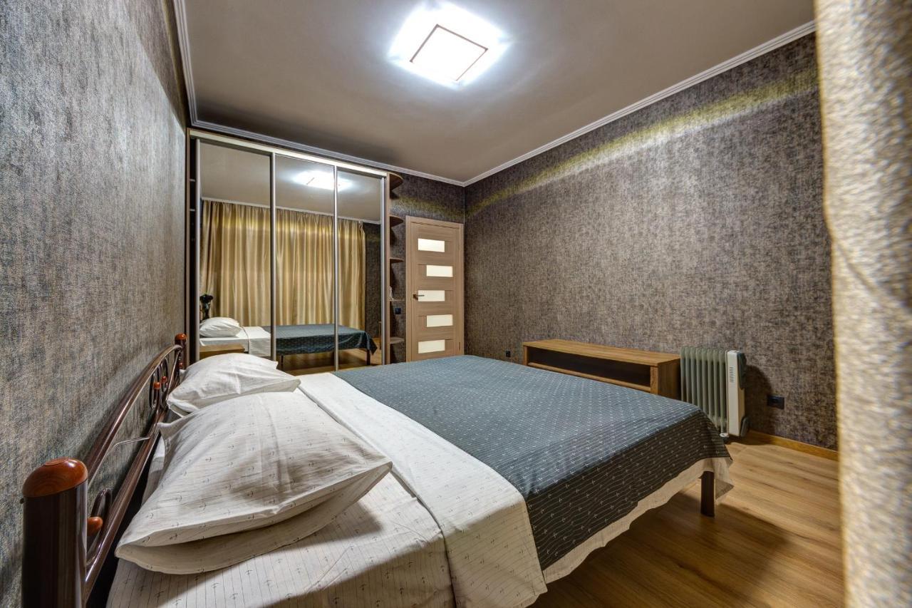 Apartments Near Ukraina Shopping Mall Kyiv Exterior photo